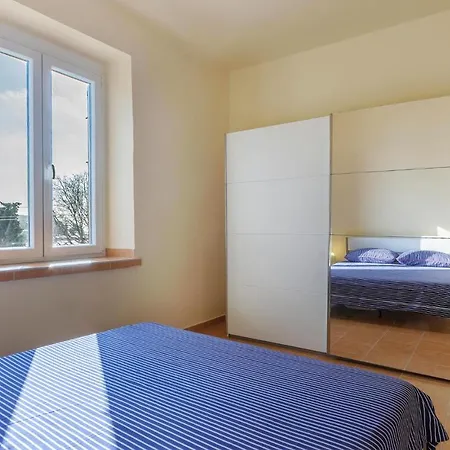 Apartment 2 Bedroom Nice In Koromačno